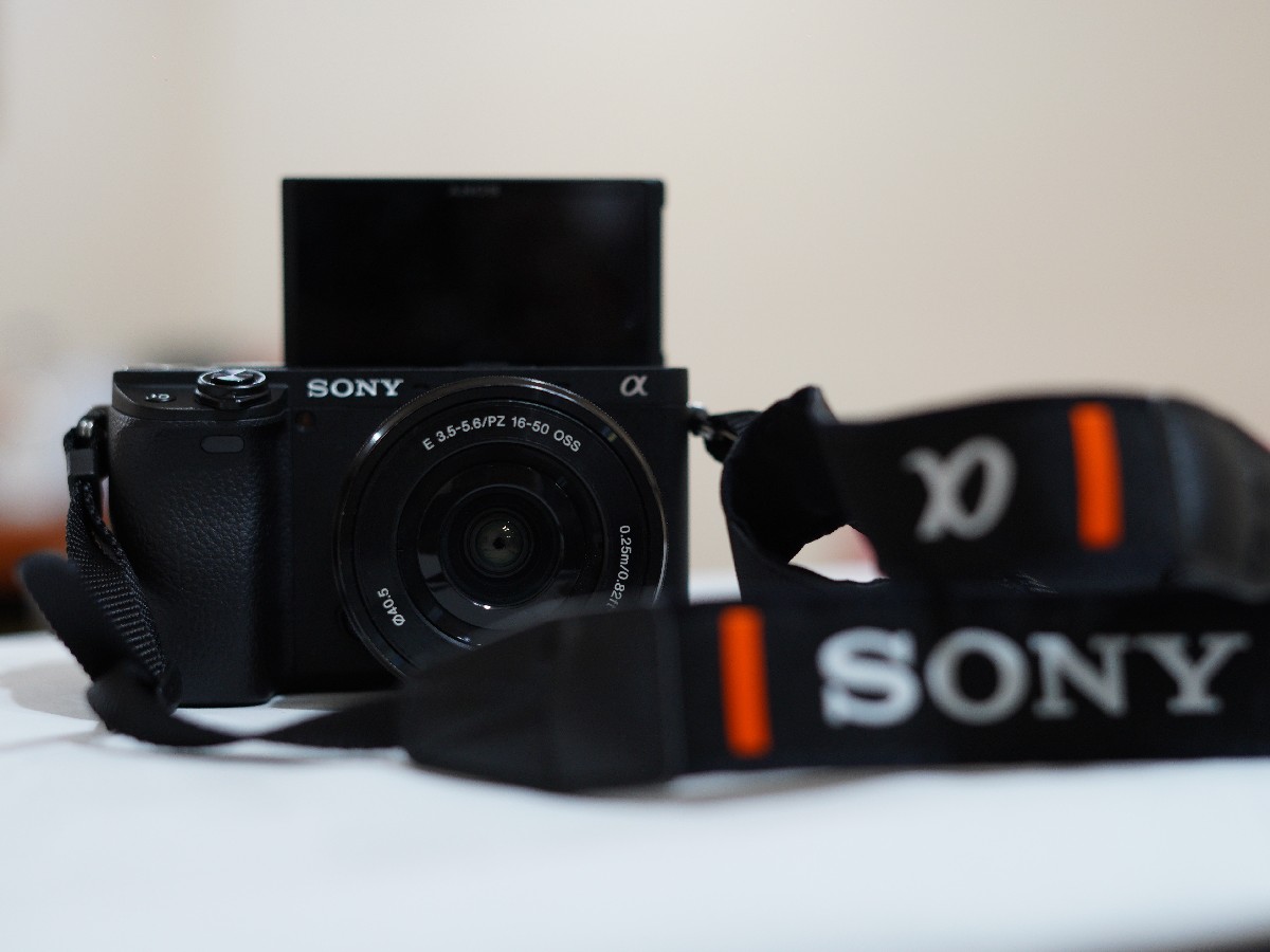 sony a6400 front with titl screen